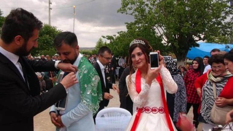 Damadın halasından 2 adet iPhone!
