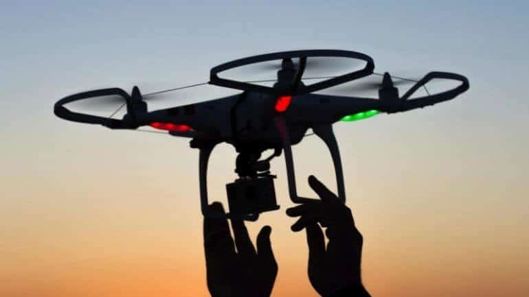Duvara yapışabilen drone’la tanışın!