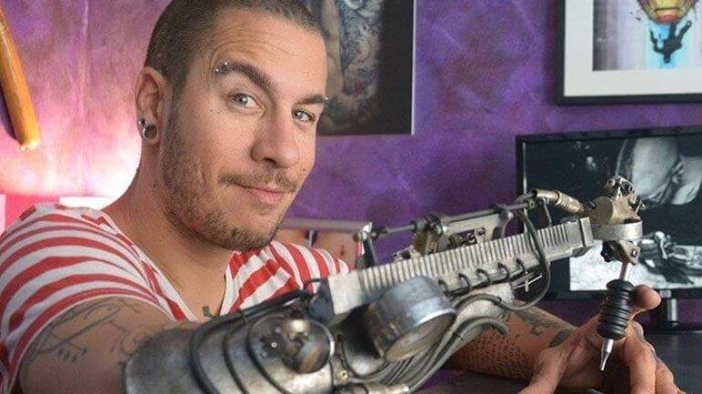 Protez kolla eskisinden iyi dövme yapıyor!