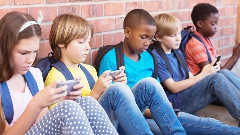 Türkiye’de çocukların yüzde 60’ı akıllı telefon kullanıyor