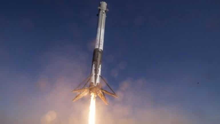 Uzay aracı Falcon 9, kalkış yaparken patladı