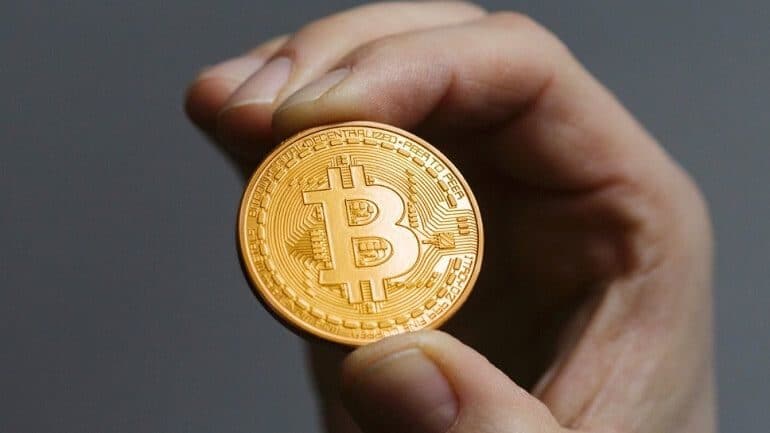 Wall Street Analisti: Bitcoin alın, altcoinlerinizi satın!
